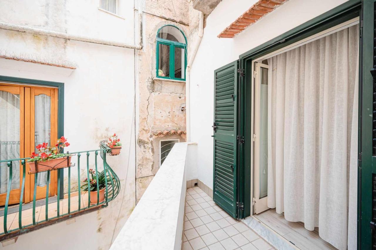 White Amalfi Centro Storico By Italianhost Apartman Kültér fotó